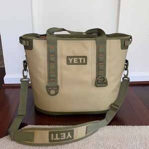 Yeti Hopper 30. Field tan color.